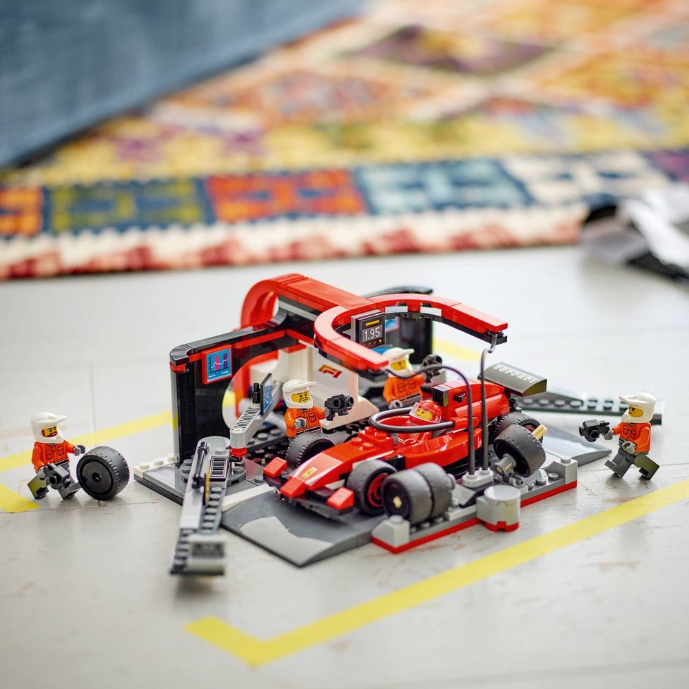 LEGO 60443 Boks i posada za F1® sa autom Ferrari slika 8
