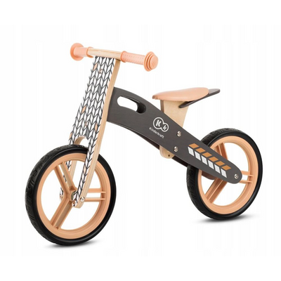 Bicikl bez pedala RUNNER savršen je za aktivne male bicikliste. Prikladan je za djecu od 3. godine, a može se koristiti do težine od 35 kilograma. Njegova izdržljiva konstrukcija proizvedena je u skladu s najnovijom sigurnosnom normom, a upravljač ima blokadu za skretanje, zahvaljujući čemu se maksimalno smanjuje rizik od pada. 