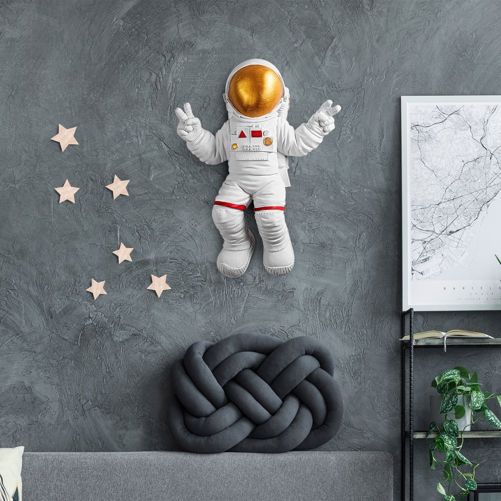 Astronaut u Položaju Mira - Dekorativni Zidni Ukras od Bijelog Zlata slika 4