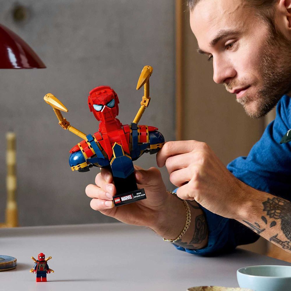 LEGO 76326 Iron Spider-Man Bust slika 4