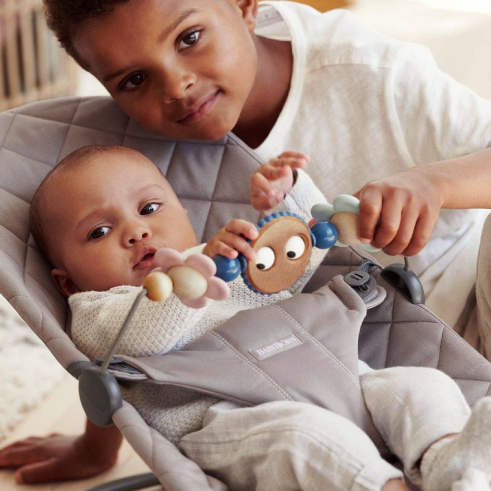 Babybjörn Drvena igračka za ležaljku Bouncer Toy Google Eyes, Pastelne boje slika 2