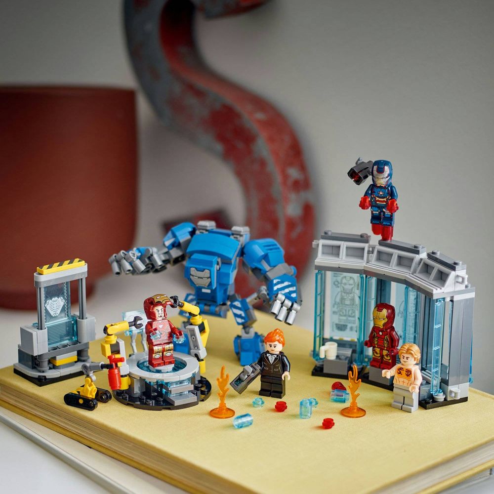 LEGO 76315 Iron Man Lab: Dvorana oklopa slika 9
