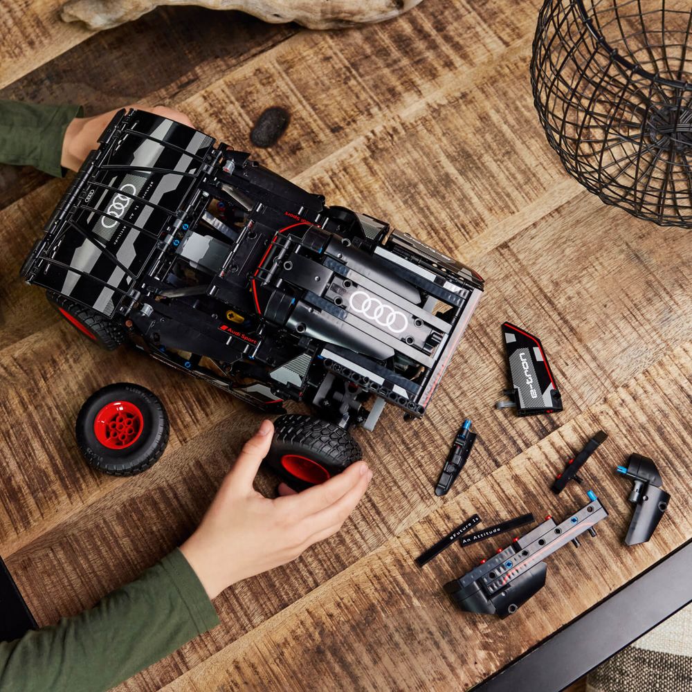 LEGO 42160 Audi RS Q e-tron slika 2