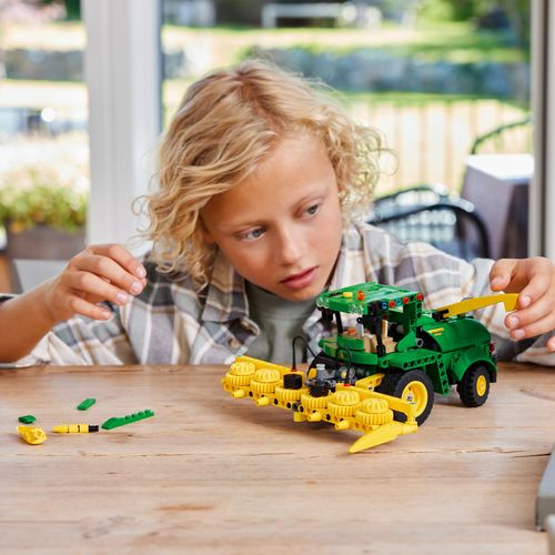 LEGO® TECHNIC™ 42168 John Deere 9700 Forage Harvester slika 1