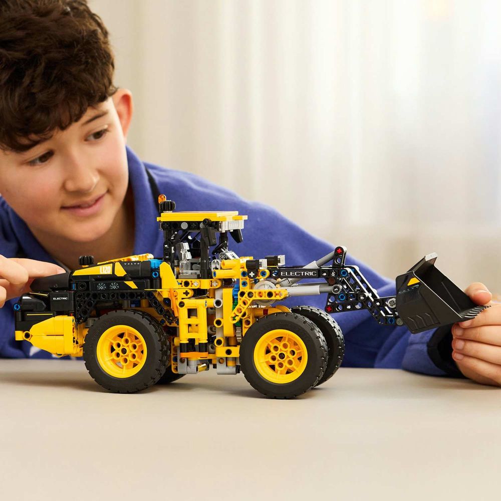 LEGO 42209 Volvo L120 Electric Wheel Loader slika 8