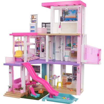 109 centimetara visoka i 104 centimetara široka ova Barbie kuća je prepuna iznenađenja s 10 vanjskih i unutarnjih dijelova za igru i preko 75 dodataka! 
