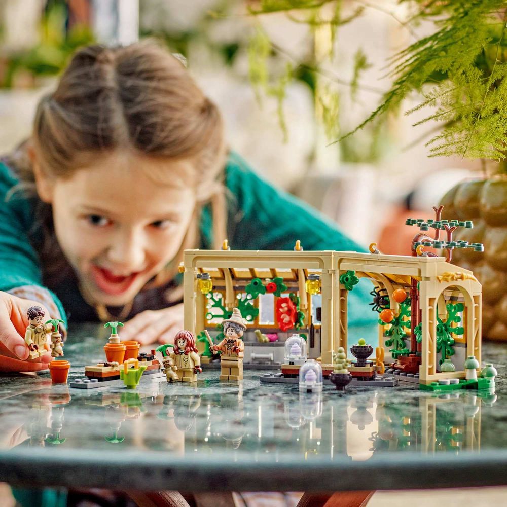 LEGO 76445 Hogwarts™ Castle: Herbology Class slika 8
