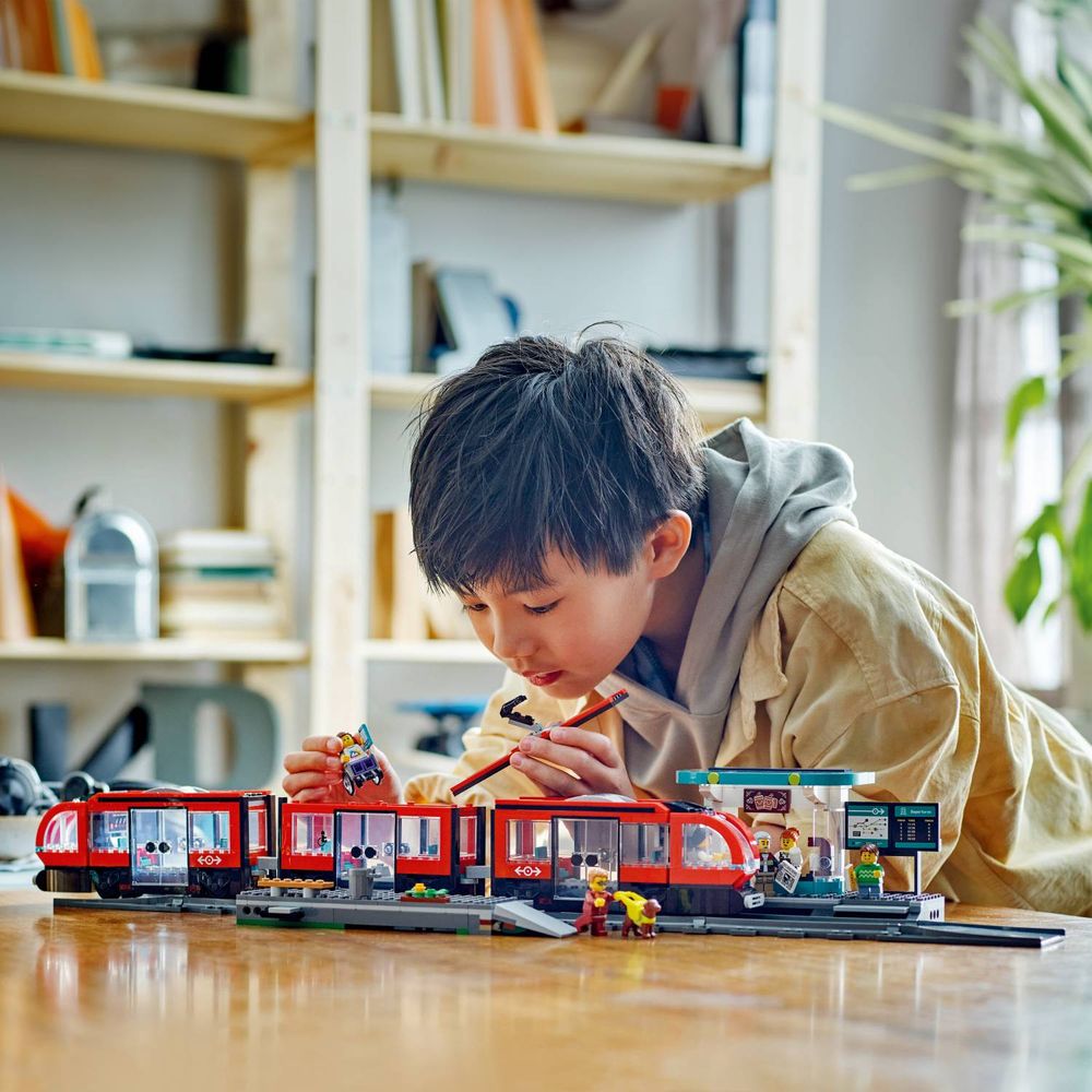 LEGO 60423 Tramvajska stanica u centru slika 10