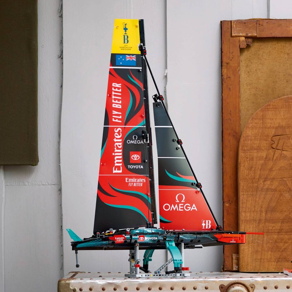 LEGO 42174 Emirates Team New Zealand AC75 Jahta slika 12