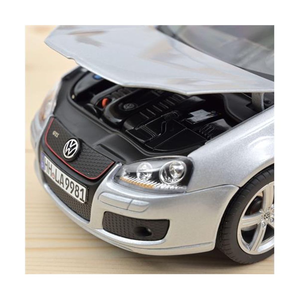 Norev Volkswagen Golf GTI Pirelli 2007 Silver 1:18 slika 2