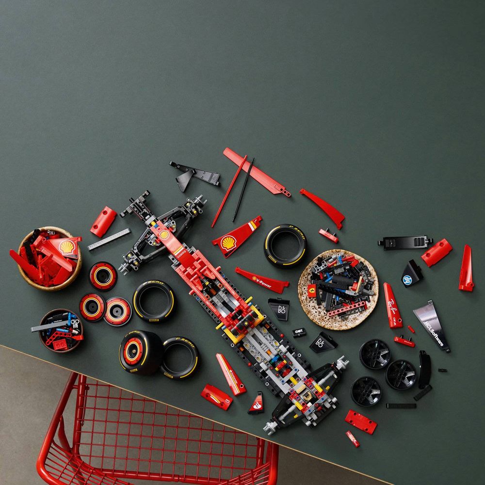 LEGO 42207 Ferrari Sf-24 F1 Automobil slika 7