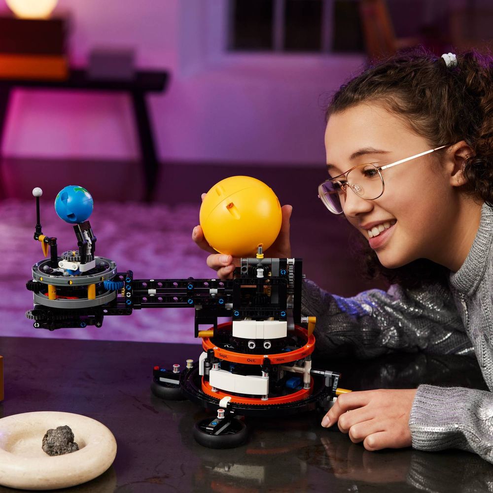 LEGO 42179 Planeta Zemlja i Mjesec u orbiti slika 8
