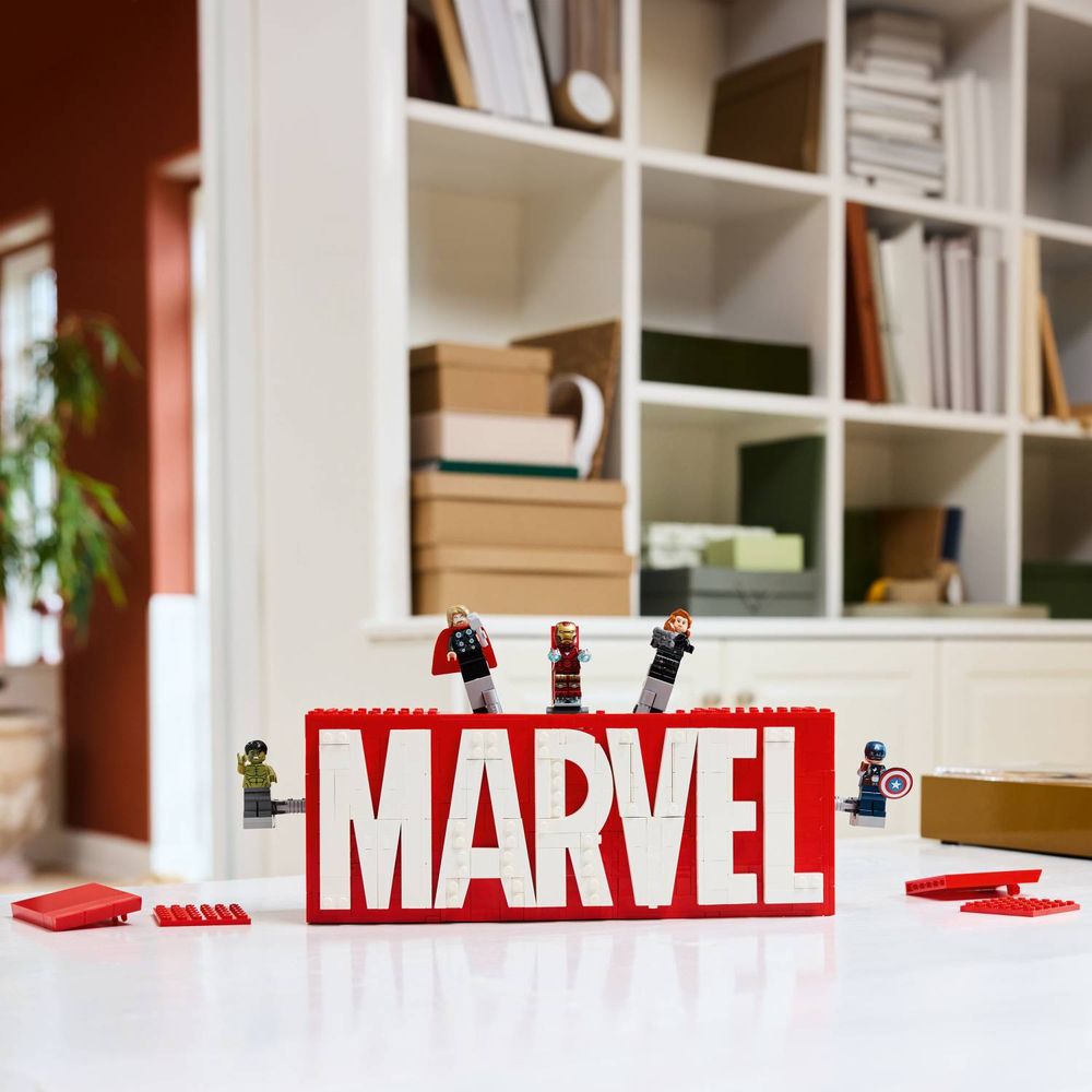 LEGO 76313 Logotip Marvel i figurice slika 10