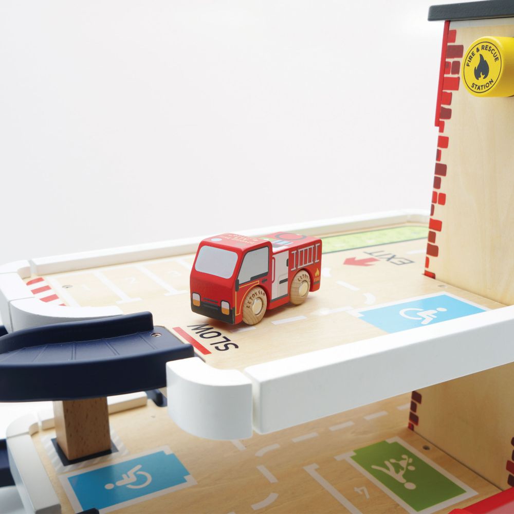 Le Toy Van Drvena vatrogasna garaža slika 4