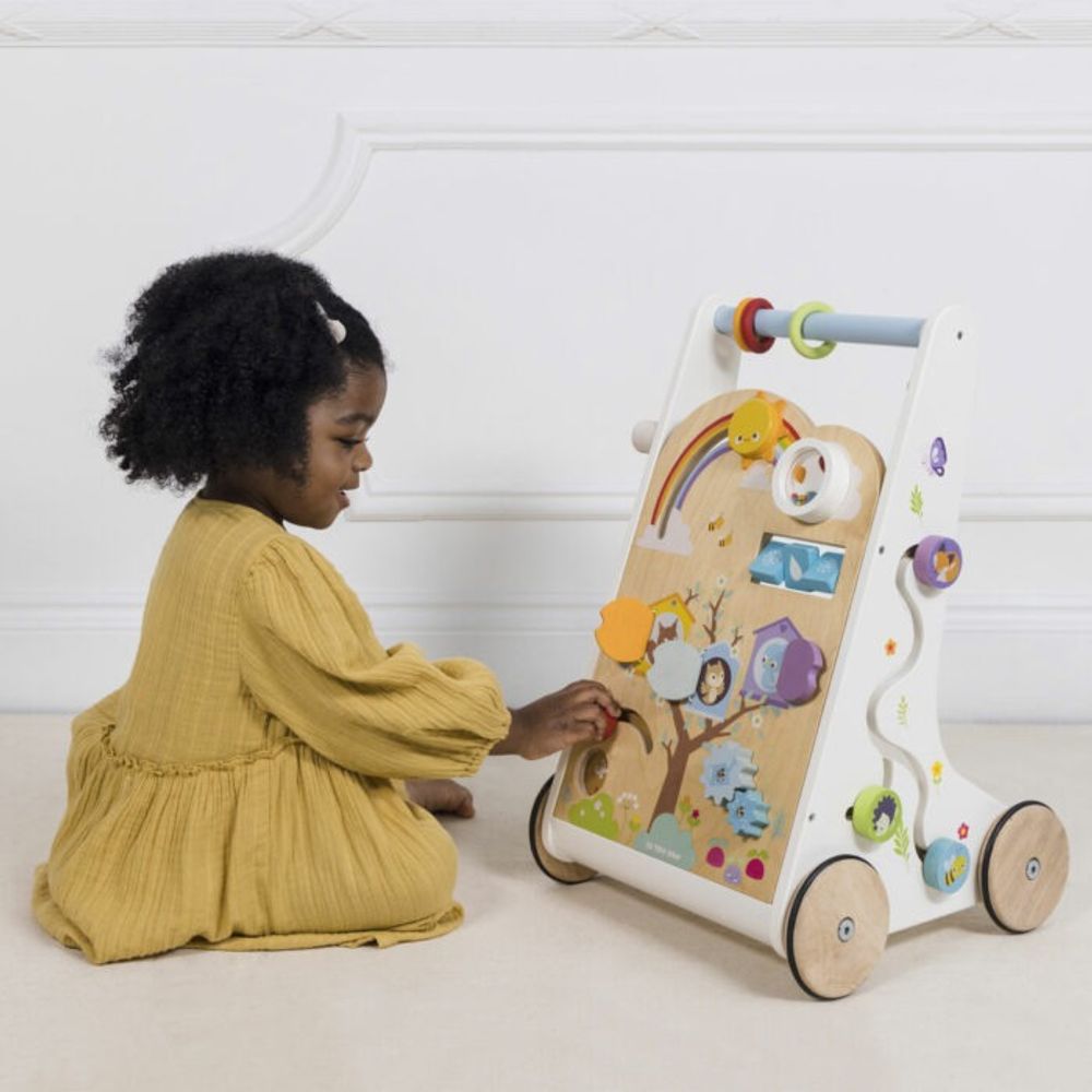 Le Toy Van Drvena aktivna guralica sa Montessori tablom slika 9