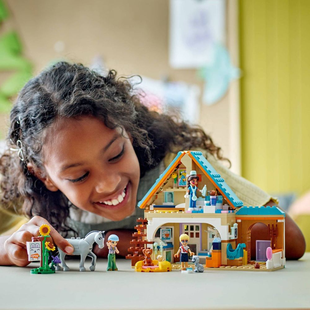 LEGO 42651 Veterinarska klinika za konje i ljubimce slika 9