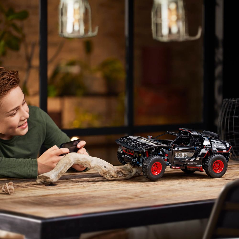 LEGO 42160 Audi RS Q e-tron slika 3