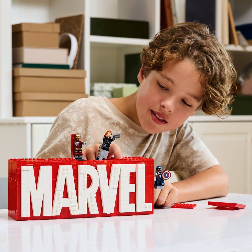 LEGO 76313 Logotip Marvel i figurice slika 9