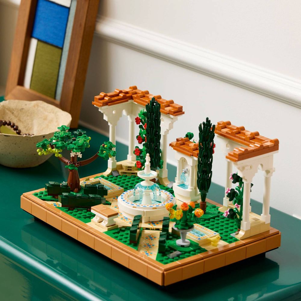 LEGO 10359 Vrt sa fontanom slika 8
