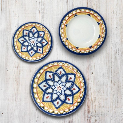 Izuzetno kvalitetan porcelanski set od 18 delova: 6 plitkih, 6 dubokih i 6 desertnih tanjira. Dizajn inspirisan šarama na keramici malih, spretnih umetnika širom Amalfi obale.