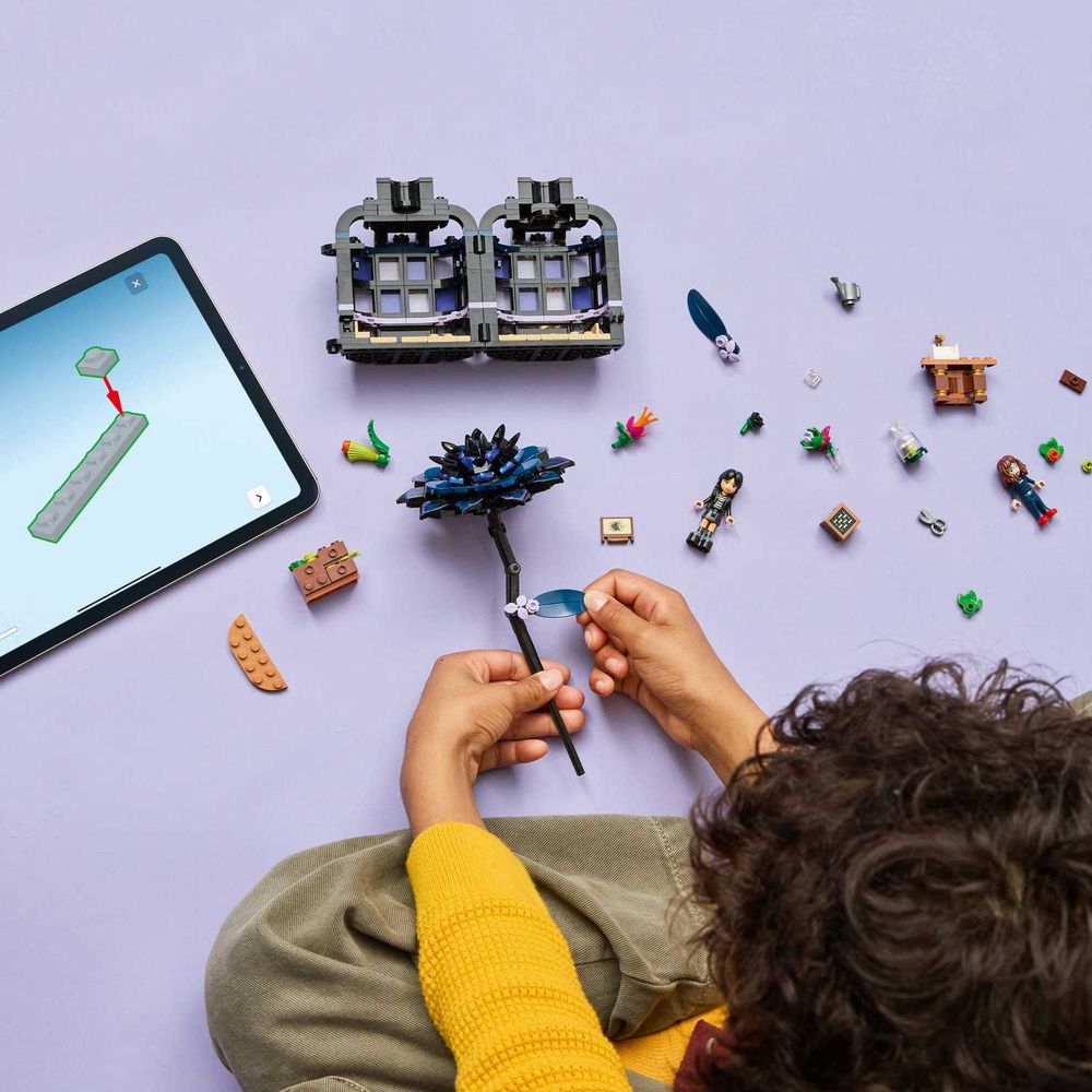 LEGO 76784 Black Dahlia Flower slika 9