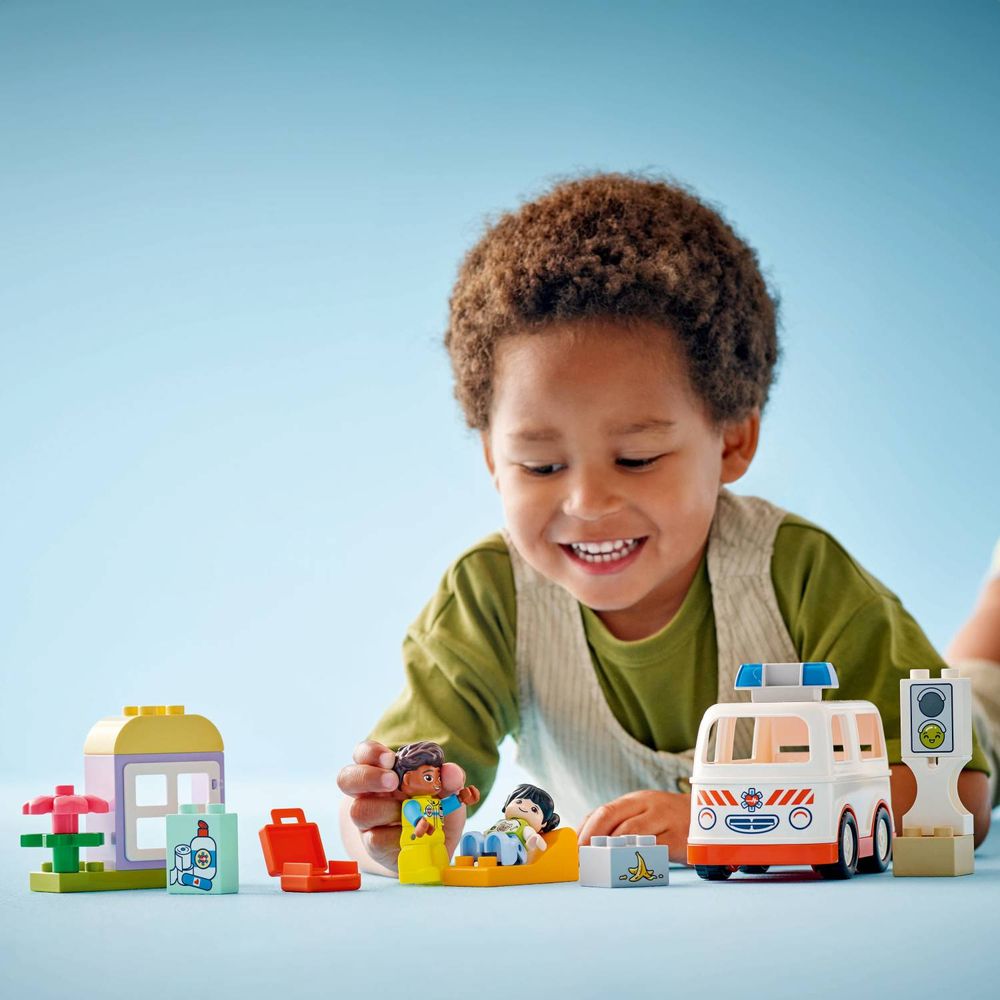 LEGO 10447 Kola hitne pomoći i vozač slika 7