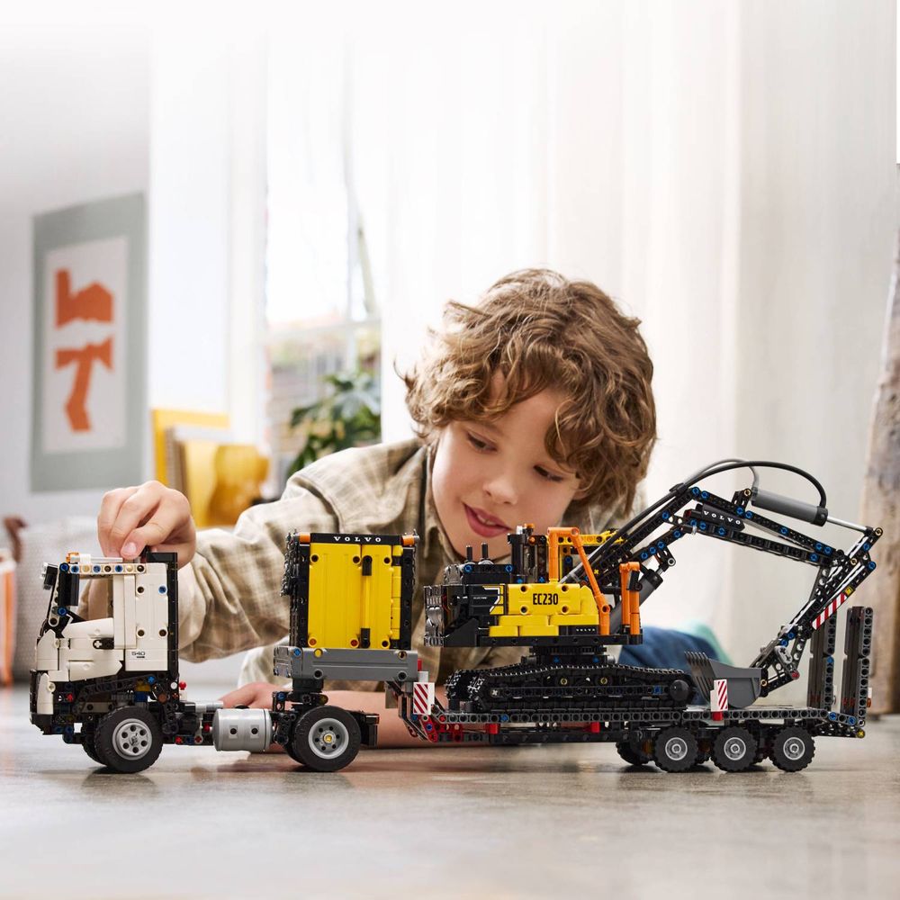 LEGO 42175 Volvo FMX kamion sa elektr. bagerom EC230 slika 11