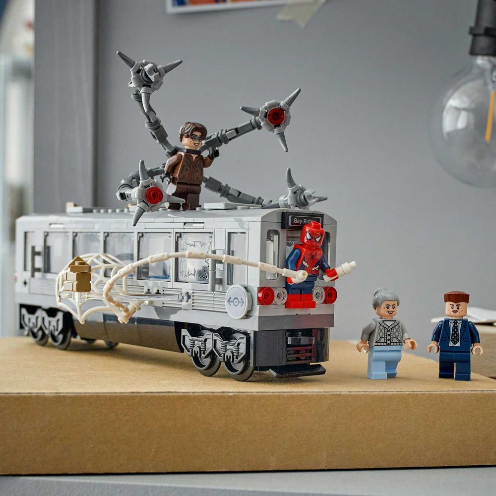 LEGO 76321 Spider-Man vs. Doc Ock Subway Train Scene slika 6