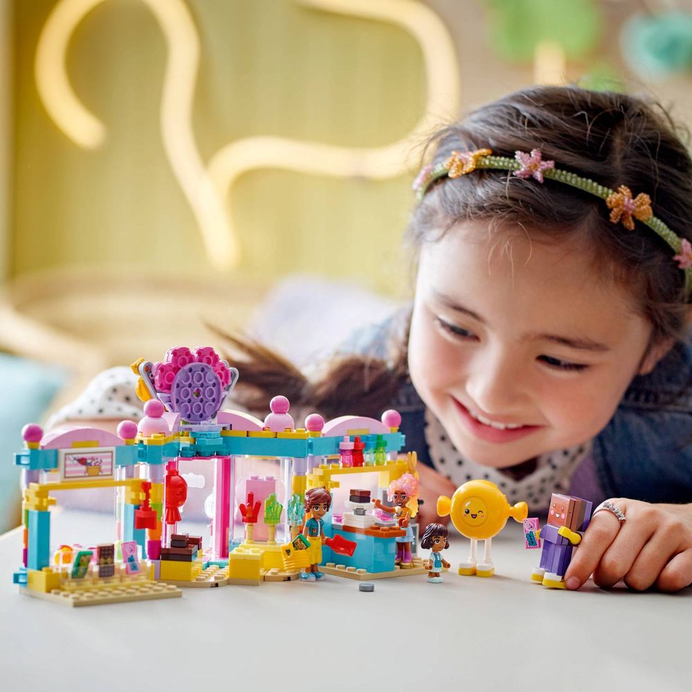 LEGO 42649 Prodavnica slatkiša u Heartlakeu slika 10