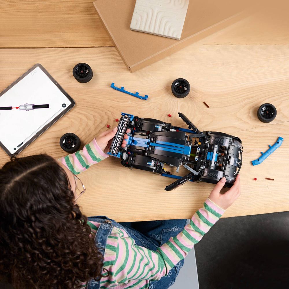 LEGO 42176 Porsche GT4 e-Performance slika 8