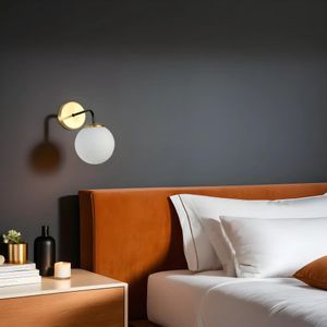 Pablo Eskitme Zidna Lampa s Bijelim Staklom i Zlatnim Detaljima